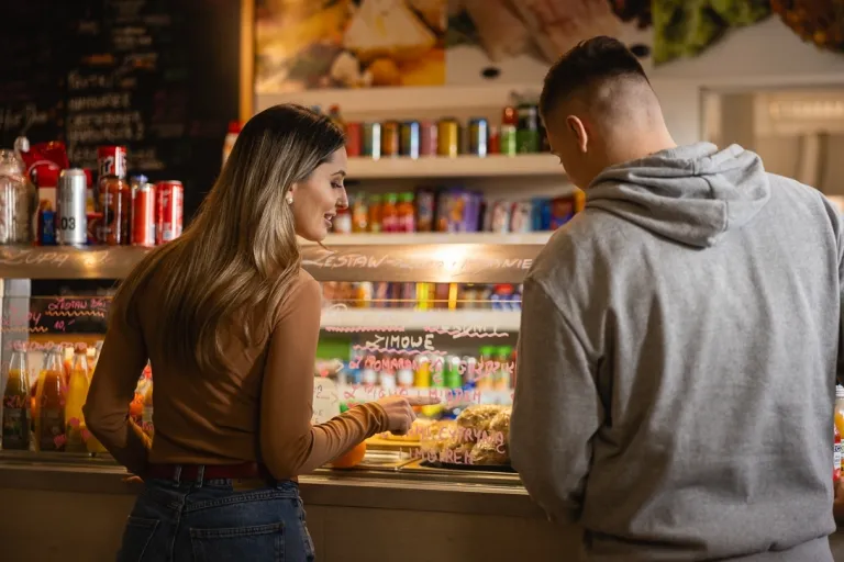 Dietetyka | Uniwersytet WSB Merito Opole: Uczestnicy studiów podyplomowych ogladają gablotę z jedzeniem