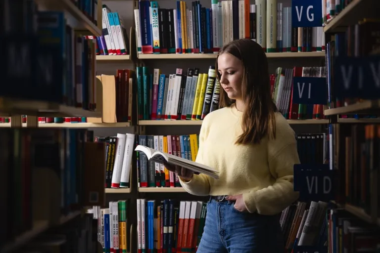 Dietetyka pediatryczna | Uniwersytet WSB Merito Opole: Uczestniczka studiów podyplomowych czyta książkę