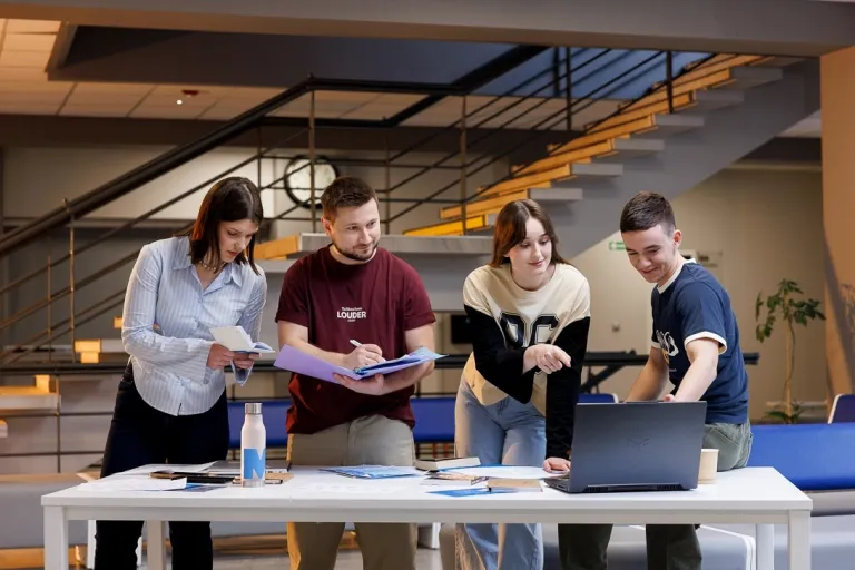 Cyberbezpieczeństwo | Studia I stopnia w Opolu | Uniwersytet WSB Merito Opole: Studenci rozmawiają przy biurku