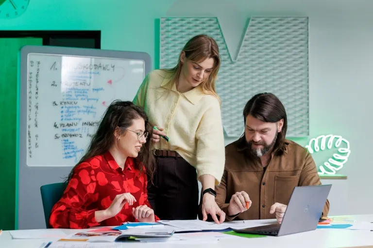 Wyniki wyszukiwania | Uniwersytet WSB Merito Opole: Główna grafika: Opole - studia podyplomowe -Sztuczna inteligencja (AI) z elementami cyberpsychologii - uczestnicy studiów podyplomowych analizują wspólnie notatki 