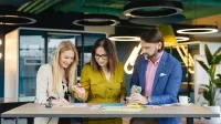 Nowe trendy w marketingu - cyfrowa transformacja w marketingu | Uniwersytet WSB Merito w Poznaniu: skupieni studenci nad zadaniem