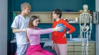 Fizjoterapia | Studia I stopnia w Poznaniu | Uniwersytet WSB Merito w Poznaniu: dziewczyna na zajęciach z fizjoterapii