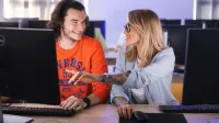 Zarządzanie cyberbezpieczeństwem | Uniwersytet WSB Merito w Poznaniu: dwie osoby korzystają z komputera