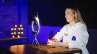 Komunikacja społeczna i media | Studia I stopnia w Poznaniu | Uniwersytet WSB Merito w Poznaniu: dziewczyna nagrywa film do social mediów