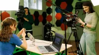 Marketing i sprzedaż (Marketing and Sales) | Studia II stopnia w Poznaniu | Uniwersytet WSB Merito w Poznaniu: grupa studentów nagrywa film