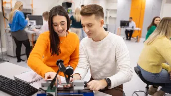 Poznaj nas | Uniwersytet WSB Merito w Poznaniu: Główna grafika: Poznań - studia I stopnia - studenci w laboratoriach