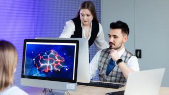 Bezpieczeństwo wewnętrzne | Studia II stopnia w Poznaniu | Uniwersytet WSB Merito w Poznaniu: poznan_lic_bezpieczeństwo wewnętrzne_studenci przy komputerze