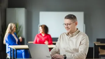 Employer branding | Studia podyplomowe w Poznaniu | Uniwersytet WSB Merito w Poznaniu: Główna grafika: Poznań - studia podyplomowe - Uczestnicy studiów podyplomowych podczas zajęć