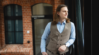 Administracja publiczna | Studia podyplomowe w Poznaniu | Uniwersytet WSB Merito w Poznaniu: Główna grafika: Poznań - studia podyplomowe - Uczestnik studiów podyplomowych pozujący do zdjęcia