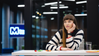 Produkcja muzyczna | Studia podyplomowe w Poznaniu | Uniwersytet WSB Merito w Poznaniu: Główna grafika: Poznań - studia podyplomowe - Uczestniczka studiów podyplomowych podczas sesji zdjęciowej w tle logo Merito