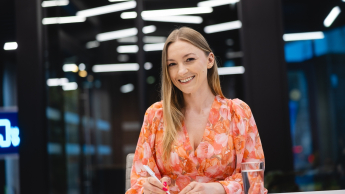 Produkcja muzyczna | Uniwersytet WSB Merito w Poznaniu: Główna grafika: Poznań - studia podyplomowe - Uczestnicy studiów podyplomowych podczas sesji zdjęciowej