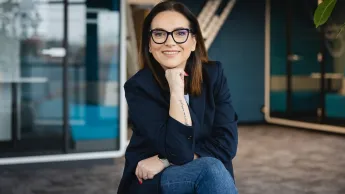 Fintech - innowacje technologiczne na rynku finansowym | Studia podyplomowe w Poznaniu | Uniwersytet WSB Merito w Poznaniu: Główna grafika: Poznań- studia podyplomowe - Uczestniczka studiów podyplomowych podczas sesji zdjęciowej