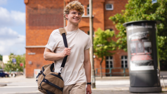 Student idzie na zajęcia na uczelni