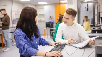 Programowanie | Studia I stopnia w Poznaniu | Uniwersytet WSB Merito w Poznaniu: Studenci podczas zajęć w labolatorium informatycznym.