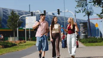 Finanse przedsiębiorstw i podatki ACCA | Uniwersytet WSB Merito w Poznaniu: Studenci udający się z dworza PKP w Pozaniu na swoje pierwsze zajęcia.