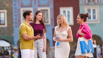 Sprawozdawczość i rewizja finansowa | Studia I stopnia w Poznaniu | Uniwersytet WSB Merito w Poznaniu: Grupa roześmianych studentów na Poznańskim rynku.