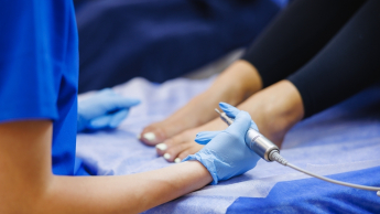 Podiatria | Studia I stopnia w Poznaniu | Uniwersytet WSB Merito w Poznaniu: kobiety wykonują zabiegi podologiczne w gabinecie