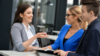 Administracja | Studia I stopnia w Poznaniu | Uniwersytet WSB Merito w Poznaniu: grupa ludzi rozmawia w biurze