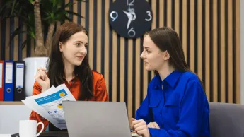 E-biznes | Studia I stopnia w Poznaniu | Uniwersytet WSB Merito w Poznaniu: dwie kobiety omawiają coś przy laptopie