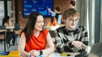 Finanse i rachunkowość | Studia I stopnia w Poznaniu | Uniwersytet WSB Merito w Poznaniu: para studentów analizuje dokumenty