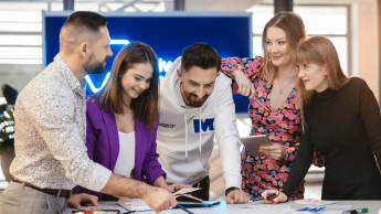 Filologia | Studia I stopnia w Poznaniu | Uniwersytet WSB Merito w Poznaniu: grupa analizuje dokumenty