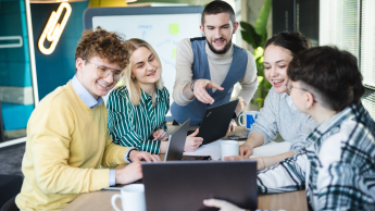 Inżynieria zarządzania - studia inżynierskie | Studia I stopnia w Poznaniu | Uniwersytet WSB Merito w Poznaniu: Grupa studentów wspólnie analizuje dokumenty