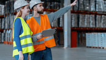 Logistyka | Studia I stopnia w Poznaniu | Uniwersytet WSB Merito w Poznaniu: kobieta i mężczyzna w kamilelkach odblaskowych i kaskach ochronnych