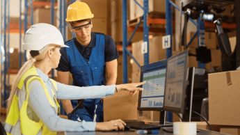 Logistyka (4 semestralna) | Studia II stopnia w Poznaniu | Uniwersytet WSB Merito w Poznaniu: kobieta i mężczyzna w kamilelkach odblaskowych i kaskach ochronnych