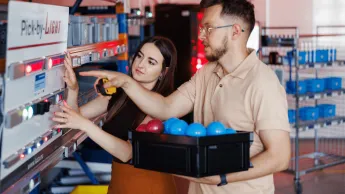 Logistyka | Studia I stopnia w Poznaniu | Uniwersytet WSB Merito w Poznaniu: studenci korzystają ze sprzętu logistycznego