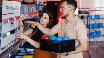 Logistyka | Studia I stopnia w Poznaniu | Uniwersytet WSB Merito w Poznaniu: studenci korzystają ze sprzętu logistycznego