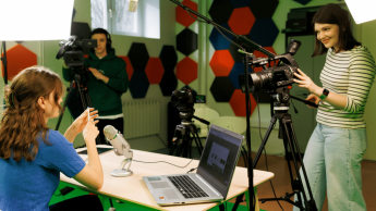 Marketing i sprzedaż (Marketing and Sales) | Studia II stopnia w Poznaniu | Uniwersytet WSB Merito w Poznaniu: grupa studentów nagrywa film