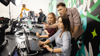 Komunikacja społeczna i media | Studia I stopnia w Poznaniu | Uniwersytet WSB Merito w Poznaniu: grupa tworzy kontent przy laptopach