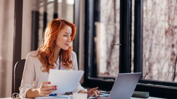 Finanse i rachunkowość | Studia I stopnia w Poznaniu | Uniwersytet WSB Merito w Poznaniu: kobieta pracuje przy laptopie