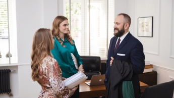 Administracja w wymiarze sprawiedliwości | Studia I stopnia w Poznaniu | Uniwersytet WSB Merito w Poznaniu: prawnicy rozmawiają w kancelarii