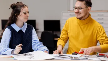 Administracja publiczna | Studia I stopnia w Poznaniu | Uniwersytet WSB Merito w Poznaniu: mężczyzna i kobieta przeglądają dokumenty
