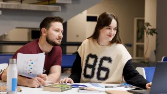 Zarządzanie | Uniwersytet WSB Merito w Poznaniu: studenci analizują dane z laptopa