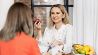 Dietetyka i promocja zdrowia | Studia I stopnia w Poznaniu | Uniwersytet WSB Merito w Poznaniu: kobiety rozmawiają, trzymają owoce w rękach