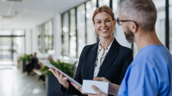 Wyniki wyszukiwania | Uniwersytet WSB Merito w Poznaniu: dwie osoby rozmawiają na korytarzy w przychodni