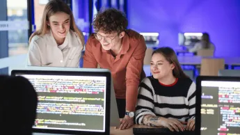 Informatyka (4 semestralna) | Studia II stopnia w Poznaniu | Uniwersytet WSB Merito w Poznaniu: grupa studentów w sali informatycznej