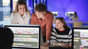 Informatyka | Studia I stopnia w Poznaniu | Uniwersytet WSB Merito w Poznaniu: grupa studentów w sali informatycznej