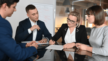 Prawo w biznesie | Studia I stopnia w Poznaniu | Uniwersytet WSB Merito w Poznaniu: grupa analizuje dokumenty prawne