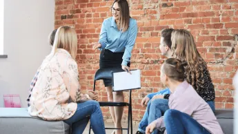 Filologia | Studia II stopnia w Poznaniu | Uniwersytet WSB Merito w Poznaniu: grupa prowadzi rozmowę