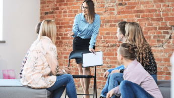 Psychologia w biznesie | Studia I stopnia w Poznaniu | Uniwersytet WSB Merito w Poznaniu: grupa prowadzi rozmowę