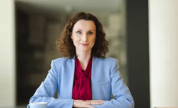 Dziekanat | Uniwersytet WSB Merito w Poznaniu: absolwentka studiów podyplomowych, przy biurku