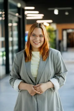 Komunikacja społeczna i media | Studia I stopnia w Poznaniu | Uniwersytet WSB Merito w Poznaniu: rudowłosa dziewczyna w marynarce