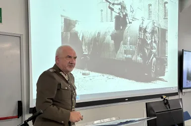 Studenci w dawnych koszarach. Kampus uniwersytecki odsłania militarną historię miasta | Aktualności | Uniwersytet WSB Merito w Poznaniu: generał