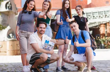 Aktualności | Uniwersytet WSB Merito w Poznaniu: Grupa studentów wspólnie analizuje dokumenty