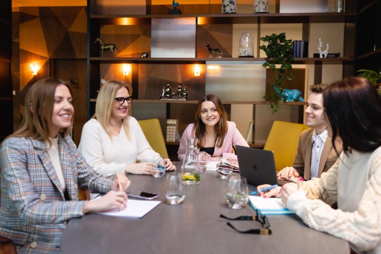 Rankingi i akredytacje | Uniwersytet WSB Merito w Poznaniu: grupa osób