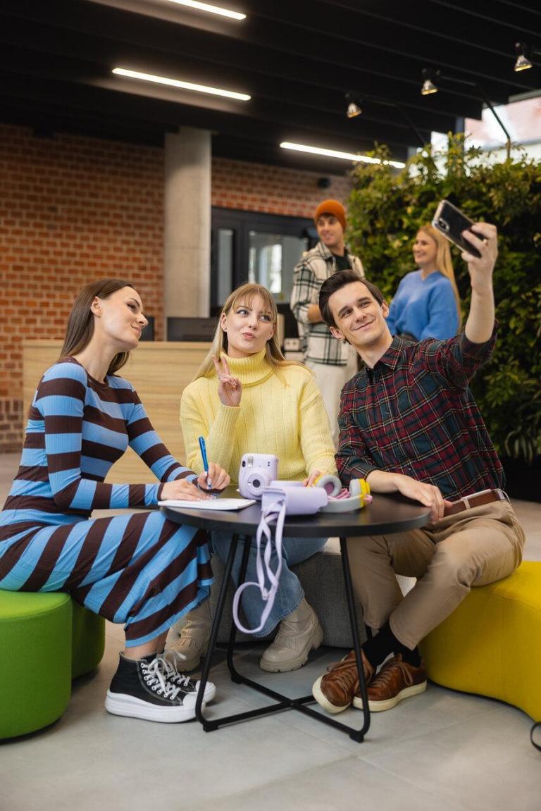 Poznaj nas | Uniwersytet WSB Merito w Poznaniu: Poznań - studenci w holu robiący selfie