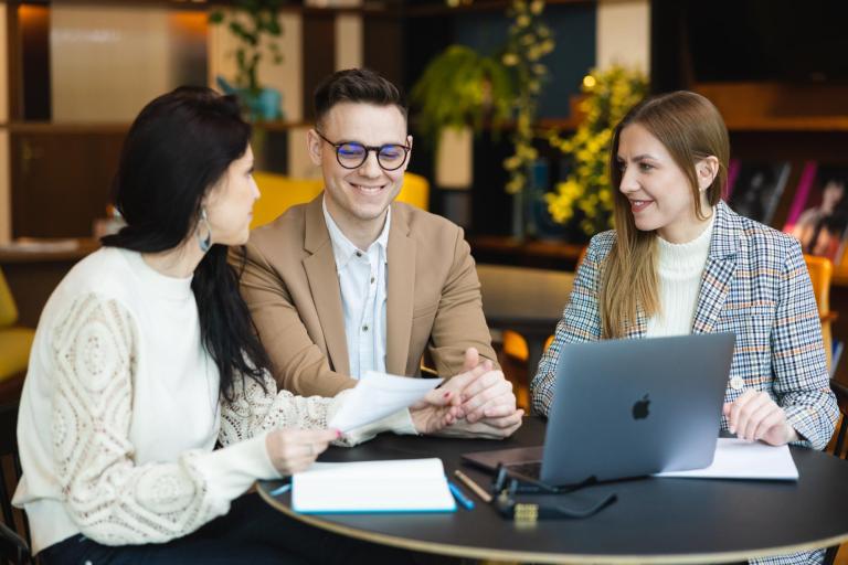 Program Firma | Uniwersytet WSB Merito w Poznaniu: Troje ludzi wspólnie pracuje przy laptopie.